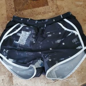 Underarmour shorts w pockets